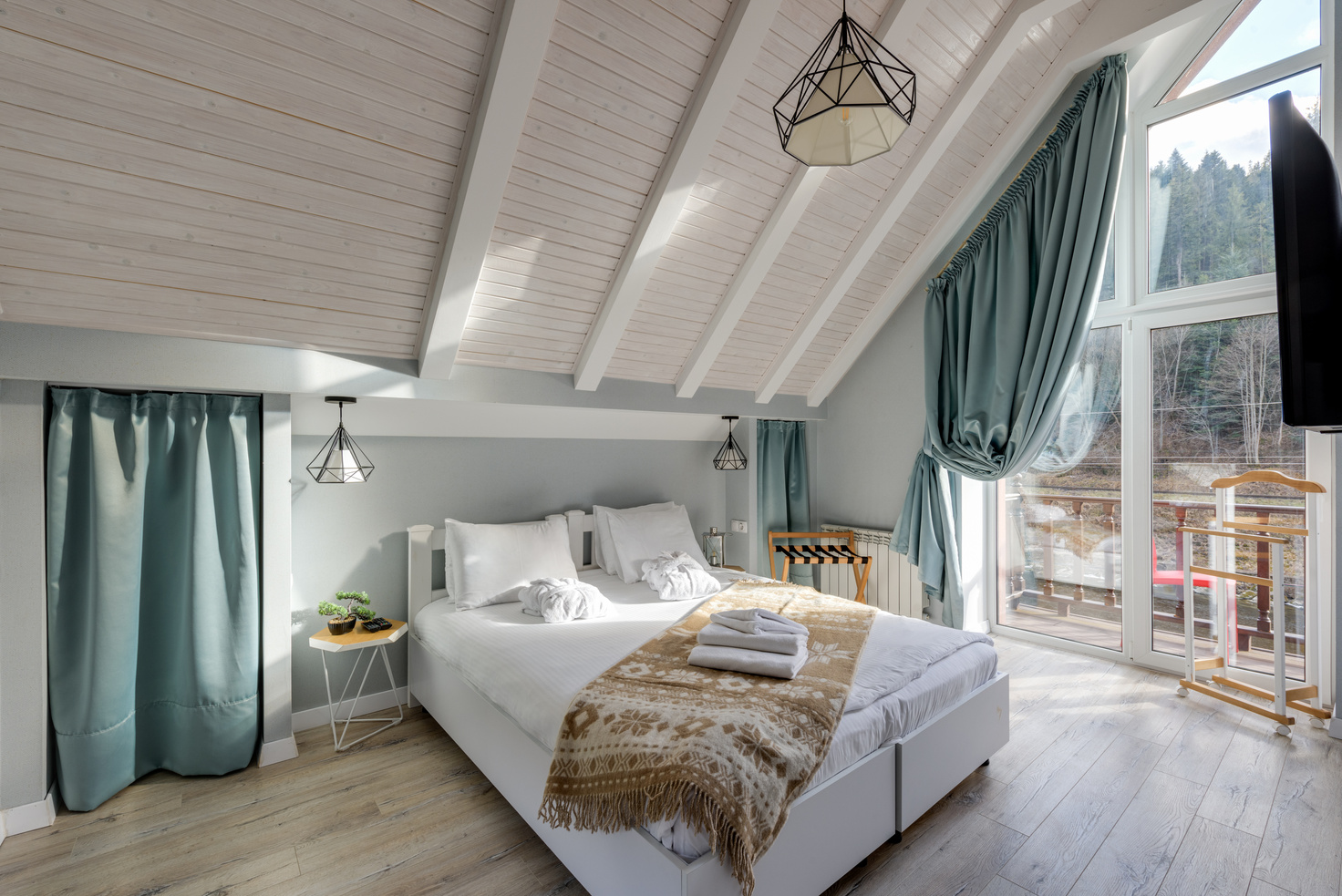 Cozy Bedroom Interior Design of Mountain House